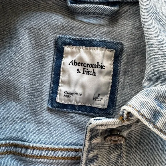 Abercrombie & Fitch light wash denim vest NWOT - Picture 2 of 3